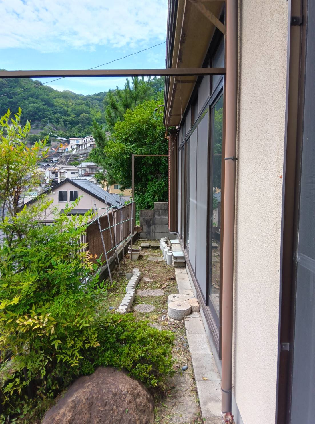 伐採と片付けを行いました