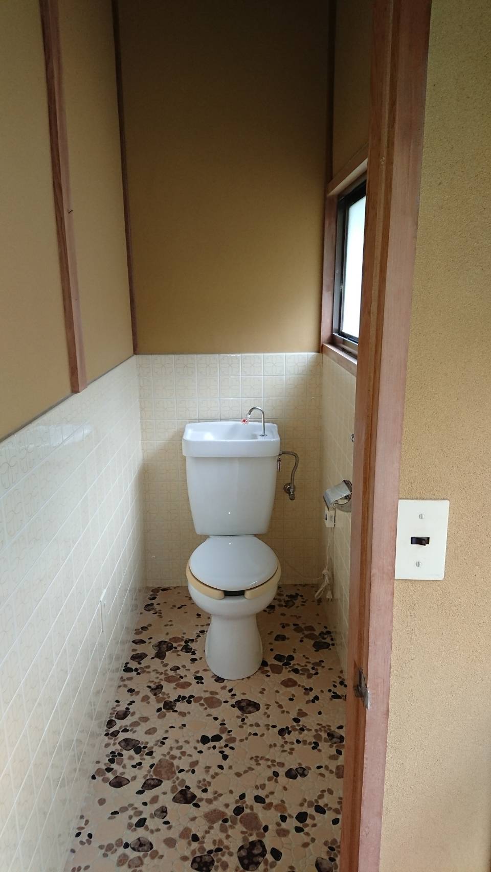 9月14日　トイレ床改修工事を行いました。