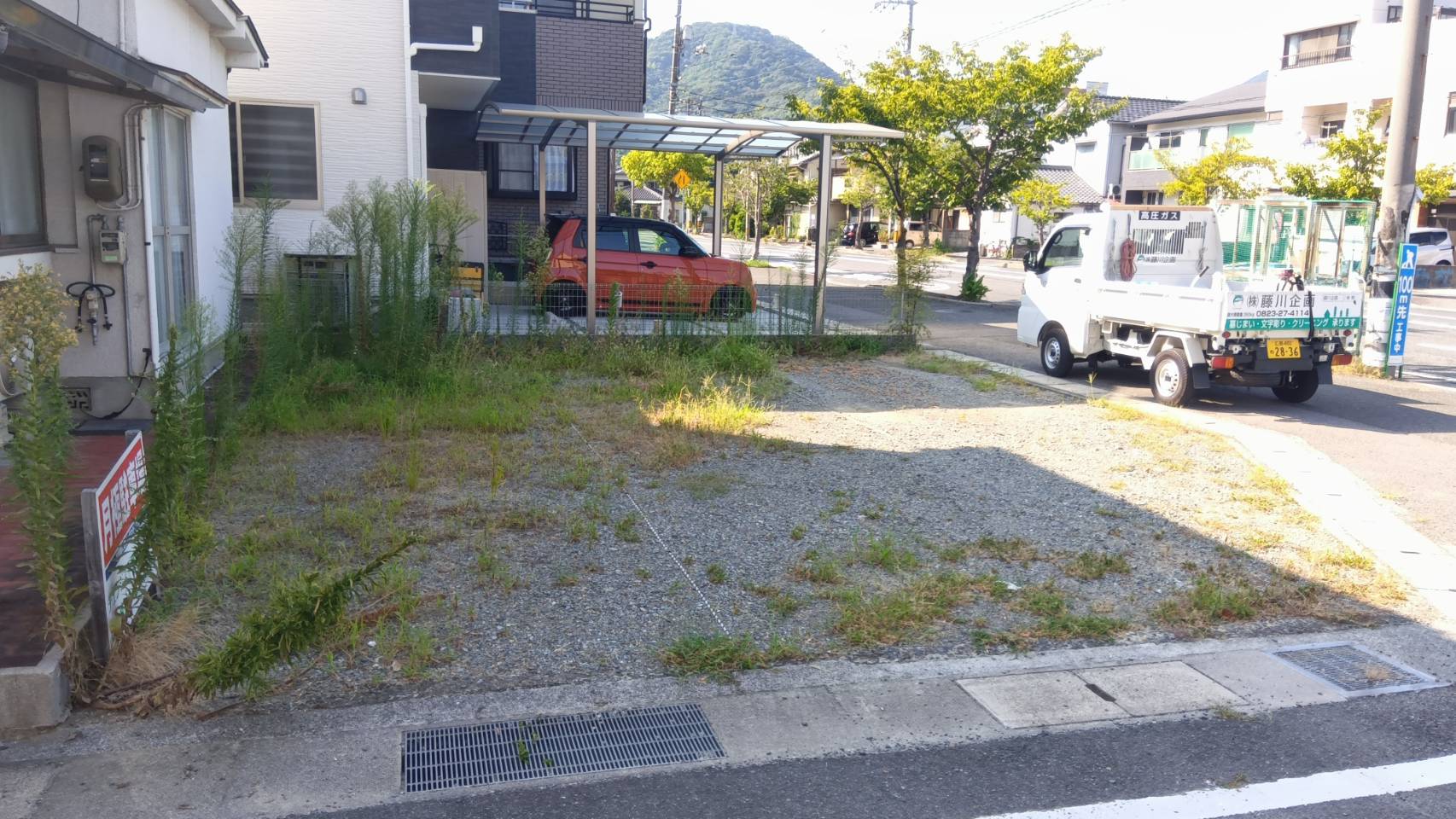 駐車場の草刈りと除草剤散布作業を行いました