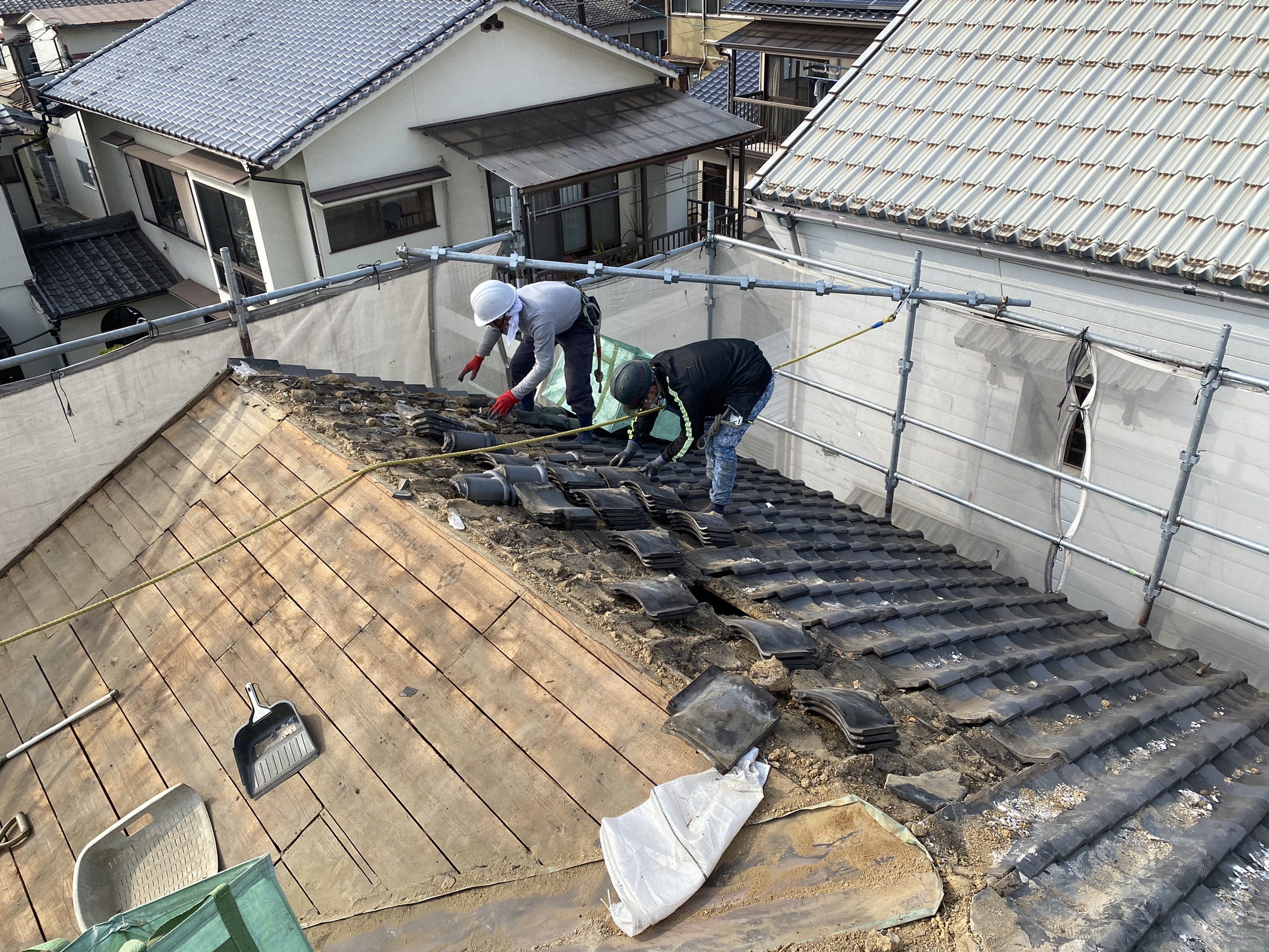屋根瓦撤去工事