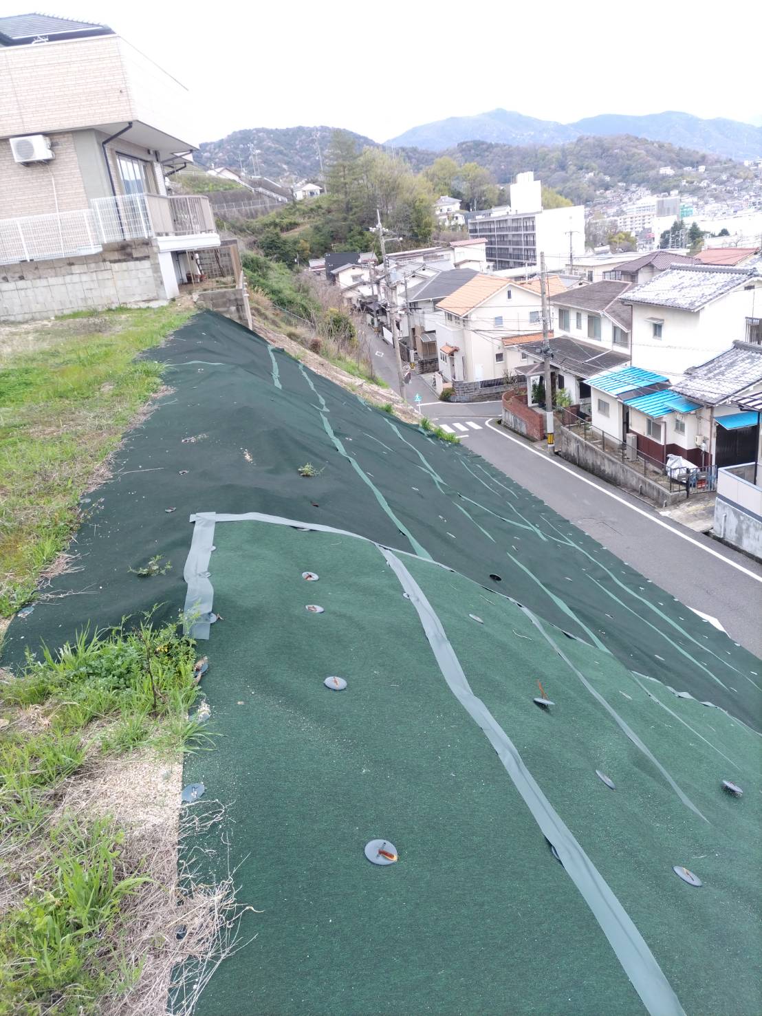 呉市内にて草の管理を行いました。