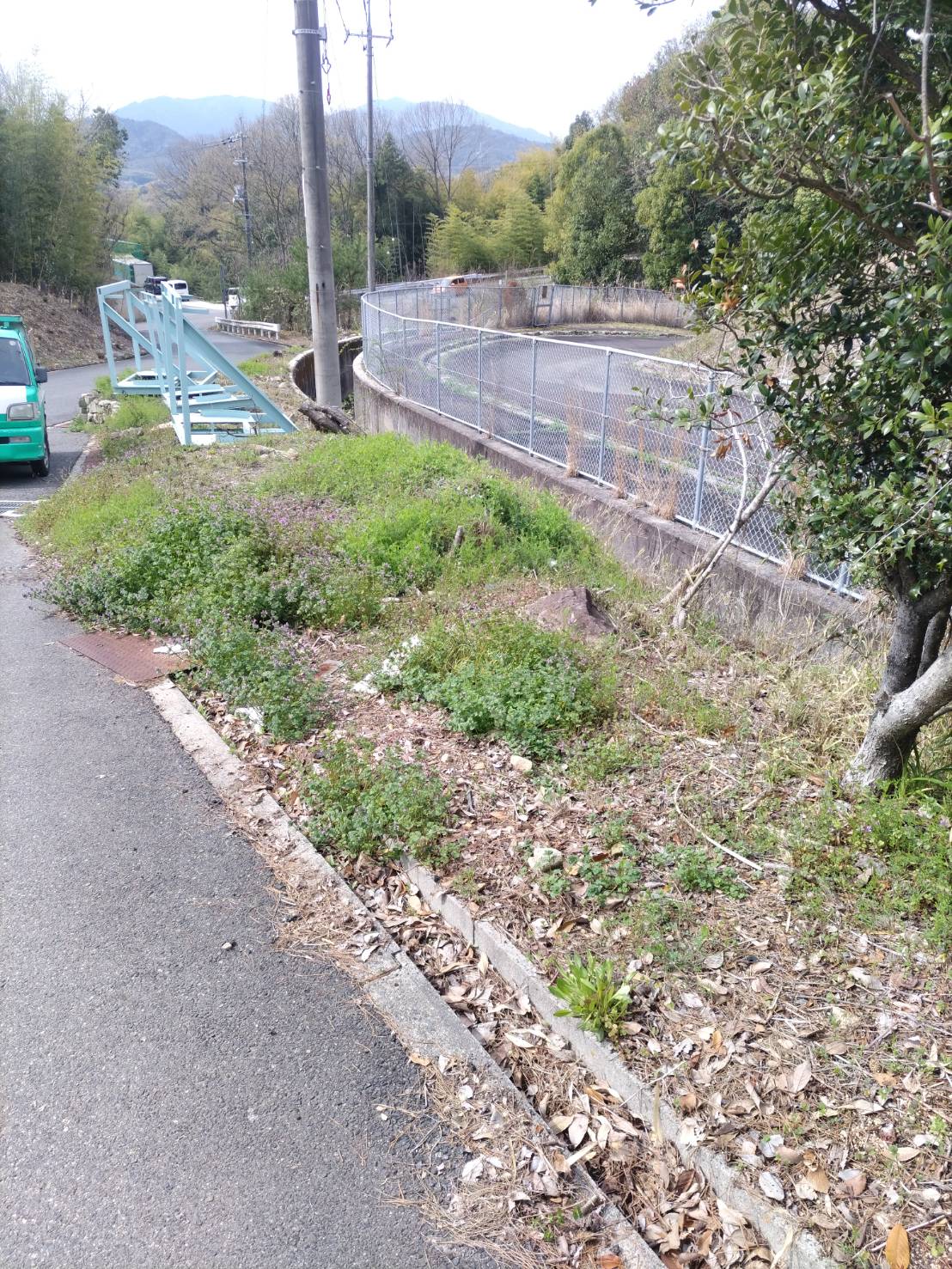 東広島市にて、溝、草の管理を行いました。
