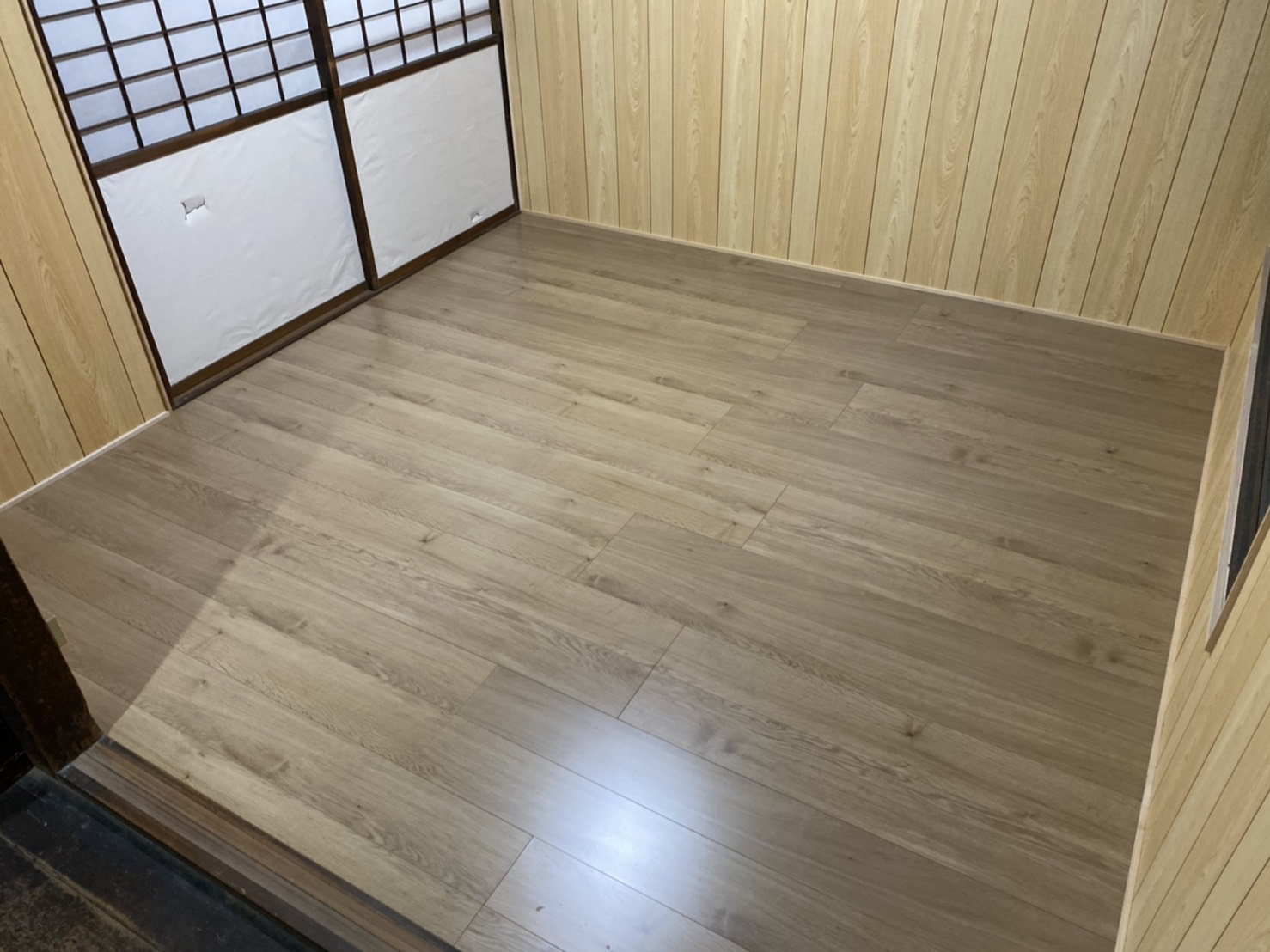 フロアー貼り、壁べニア仕様で和室から洋室に！！