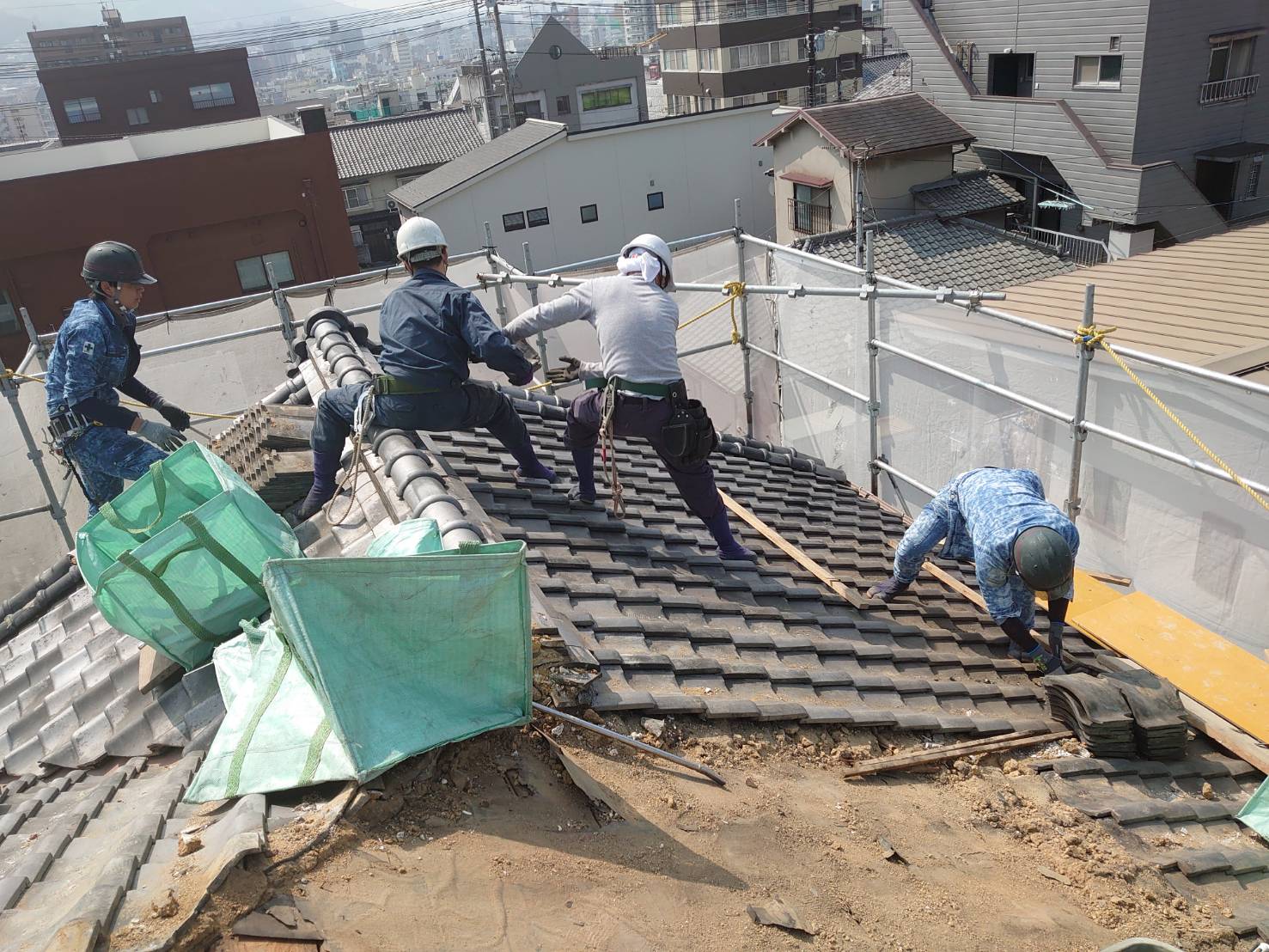 屋根瓦撤去工事①