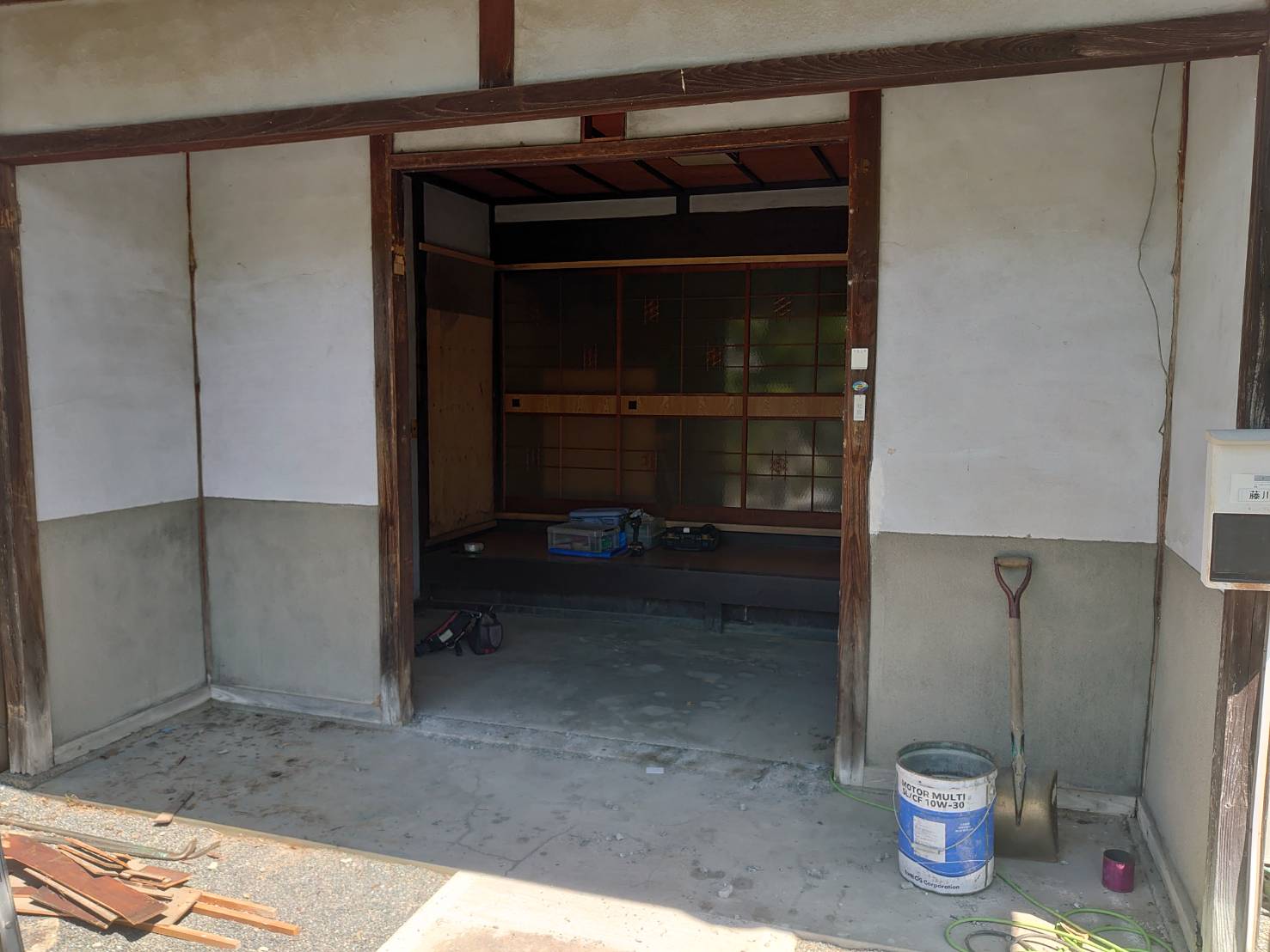 黒瀬にて玄関改修工事中です。