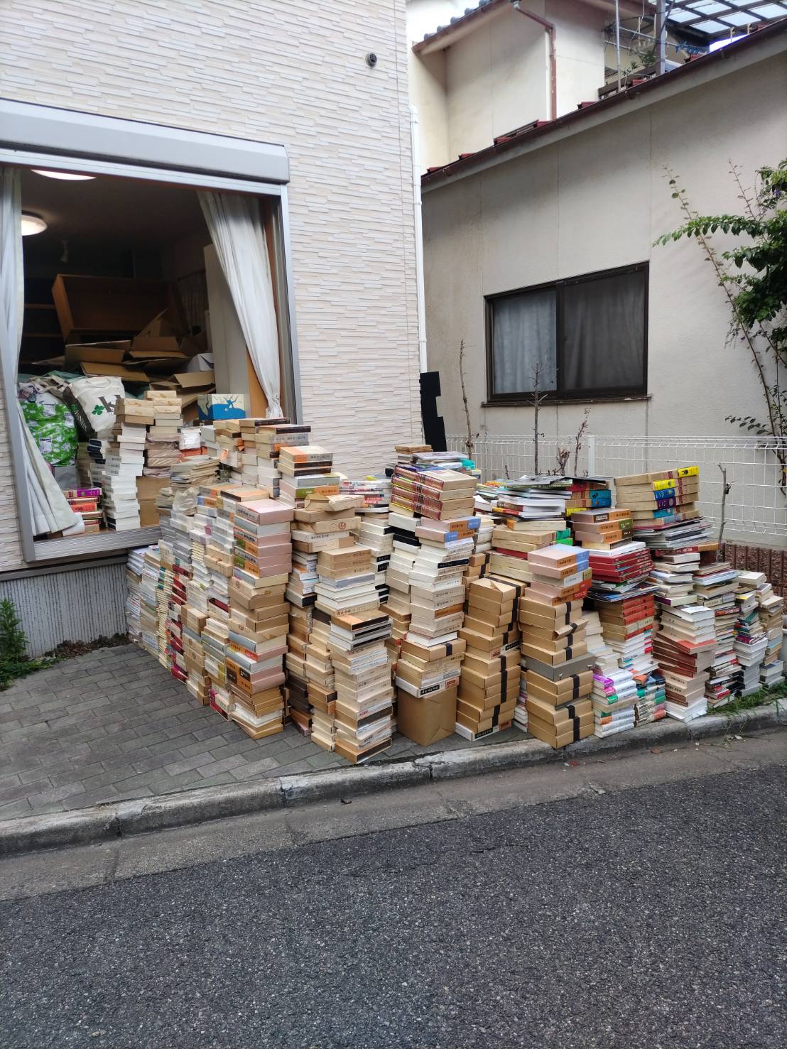 呉市内にて室内外荷物撤去を行いました。