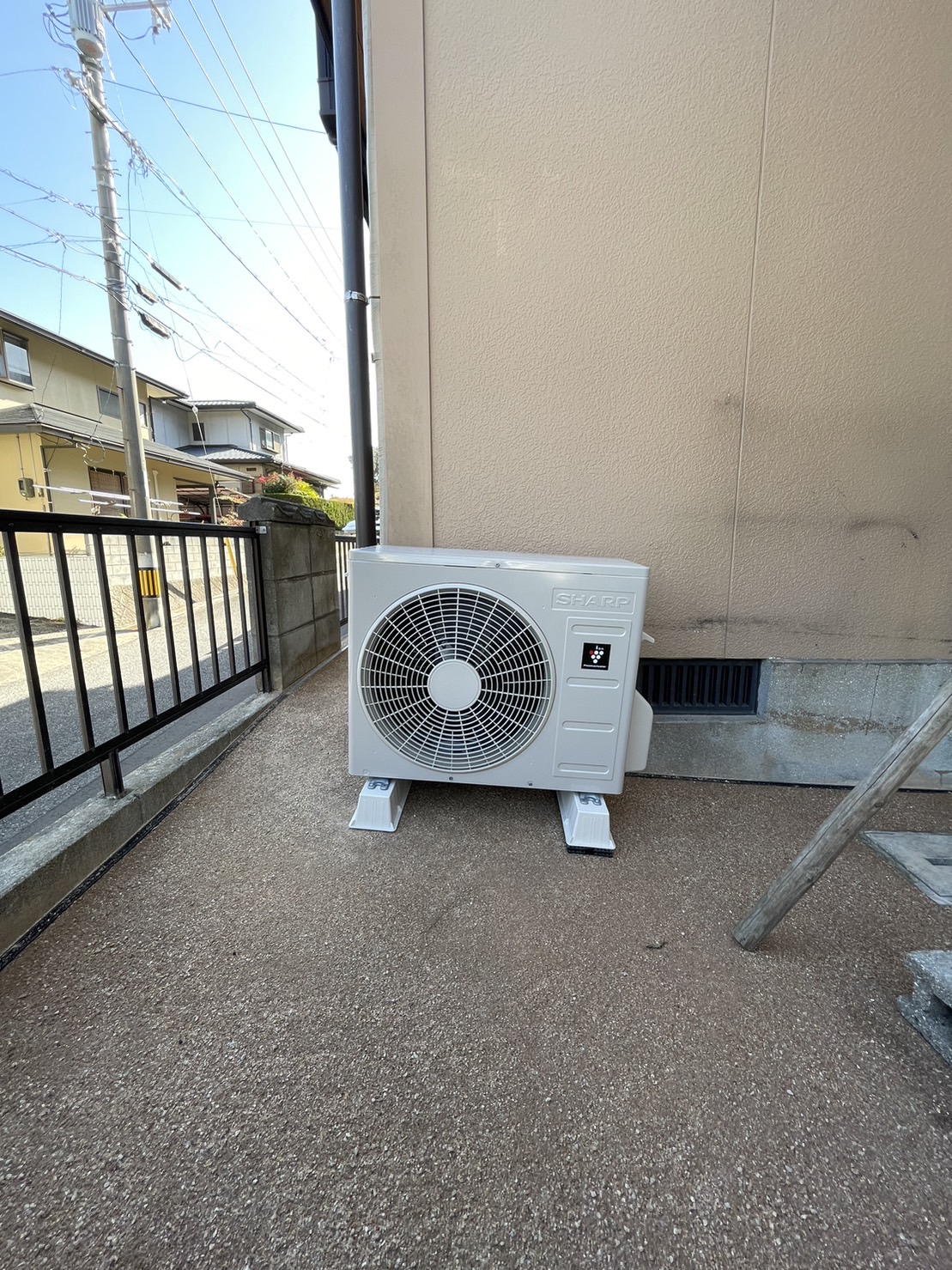 エアコン室外機移設を行いました。