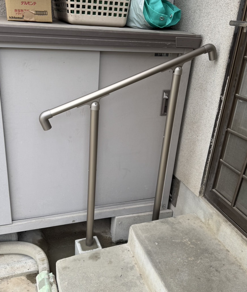 手すりの取り付け工事を行いました