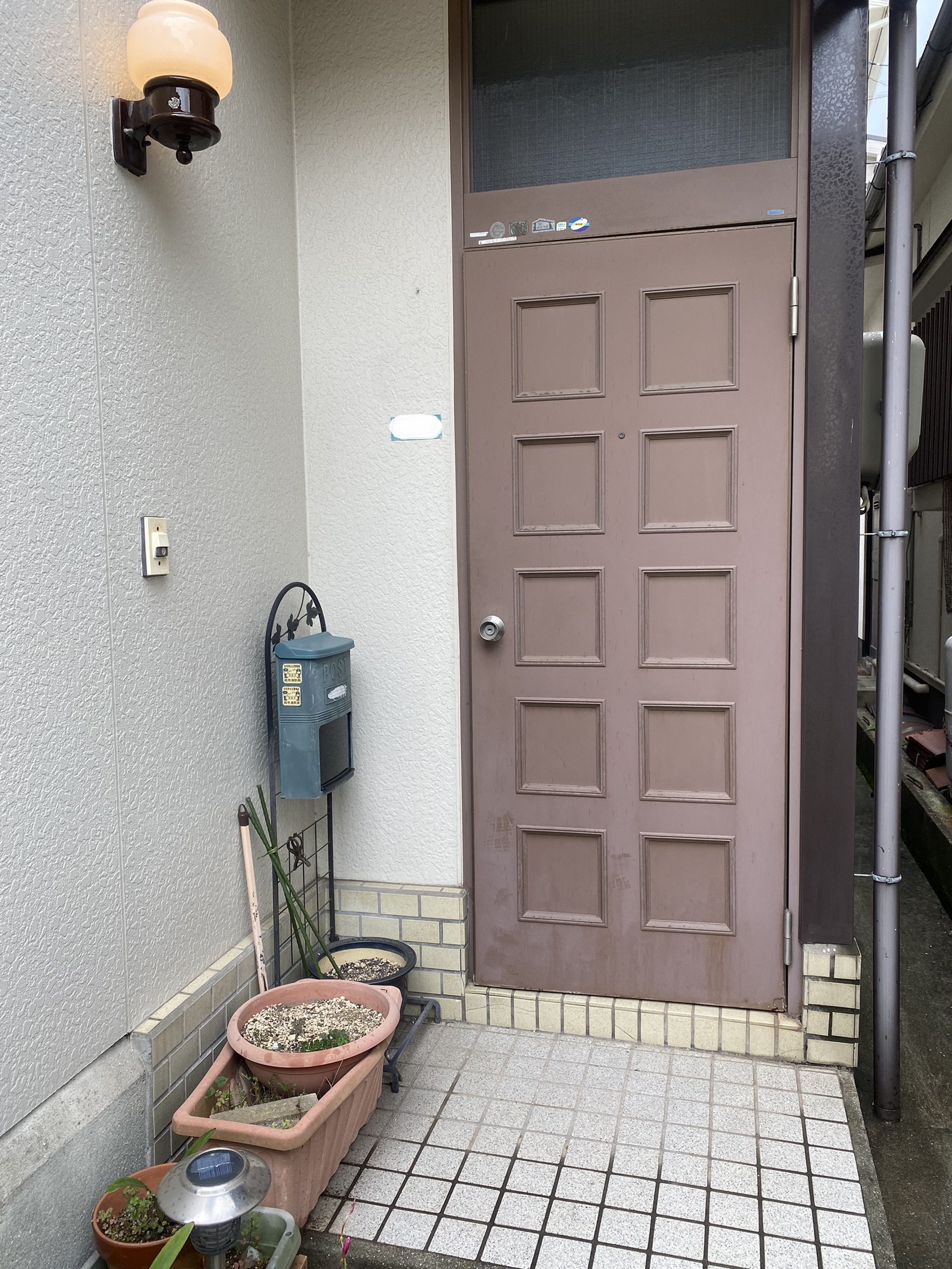 呉市広で玄関取り換え、トイレ取り換えの工事させて頂きました。