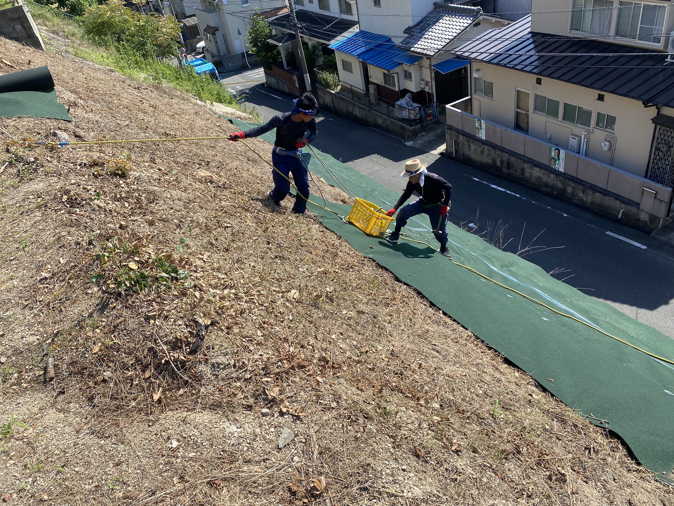 呉市内の斜面シート張りを行いました☆