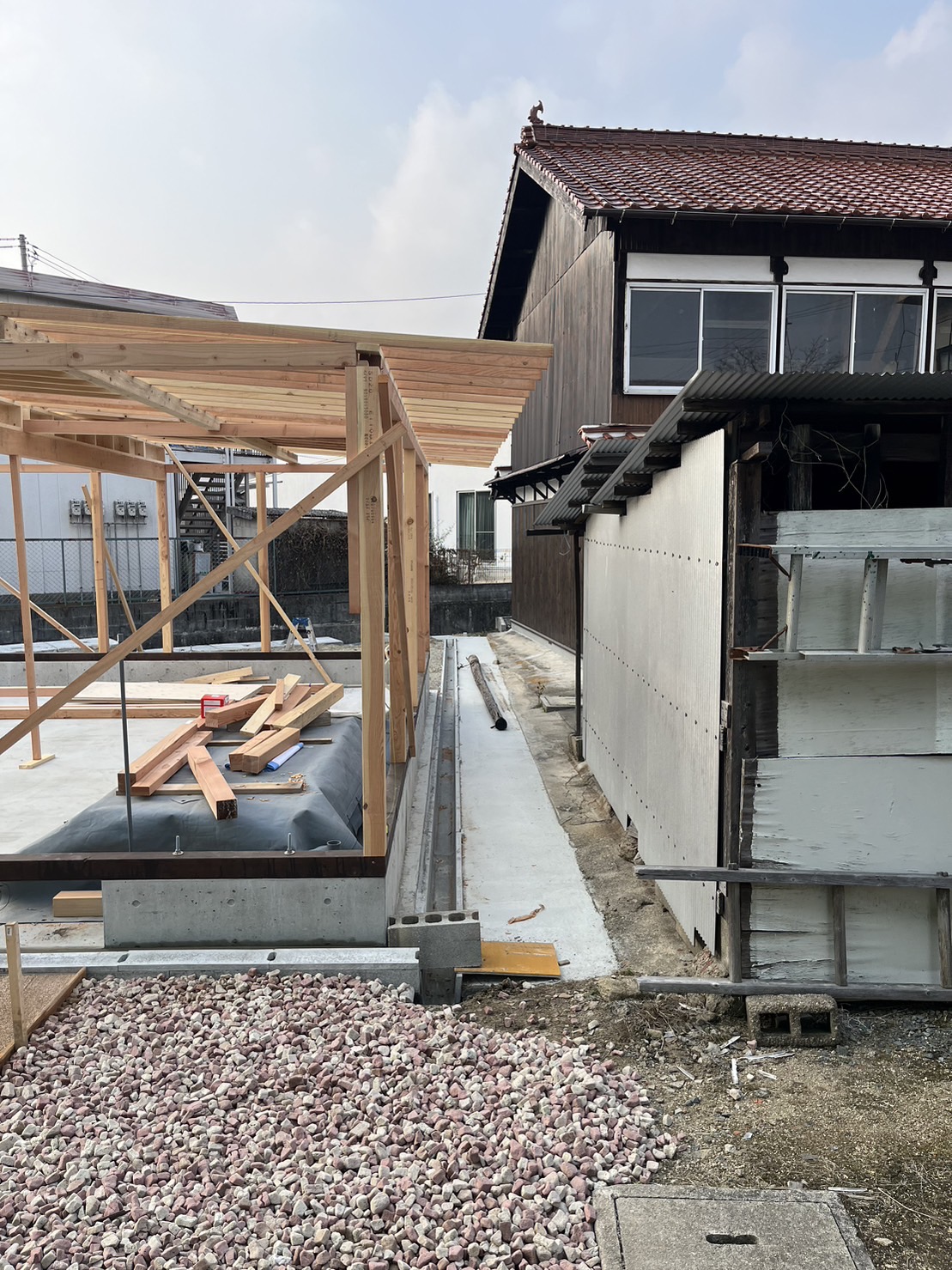 自宅裏側に車庫を作成しています。