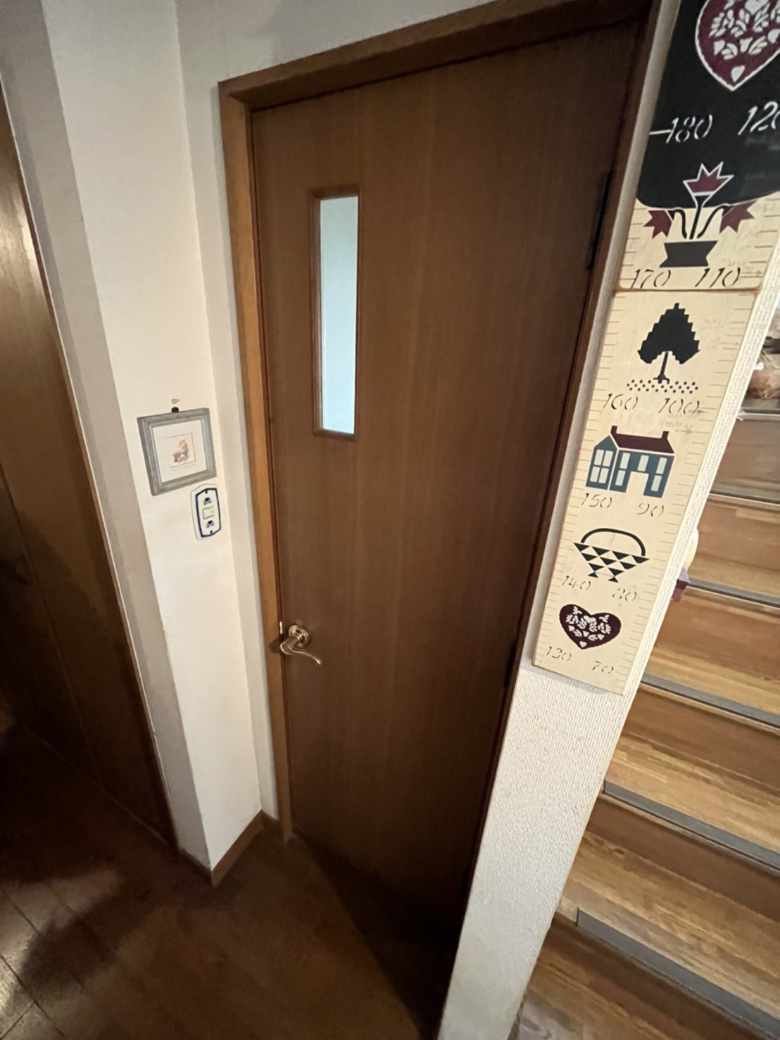10月30日　本日はトイレのドアの交換を行いました。