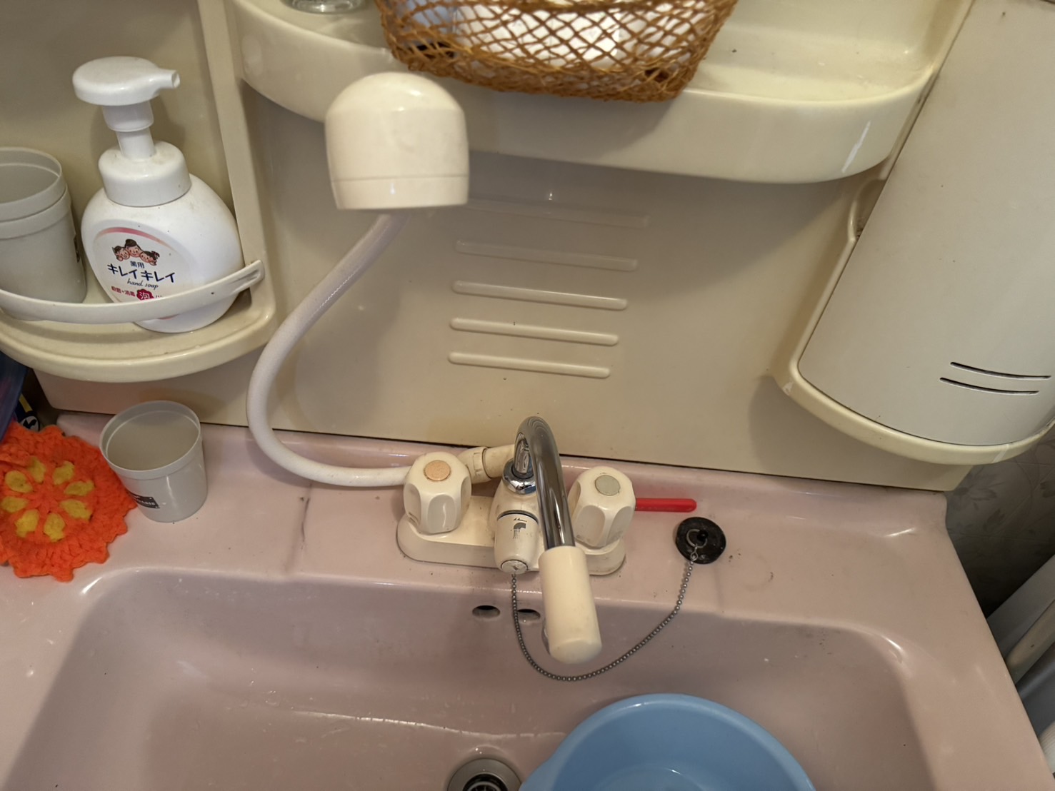 呉市内にて、洗面台蛇口交換を行いました。